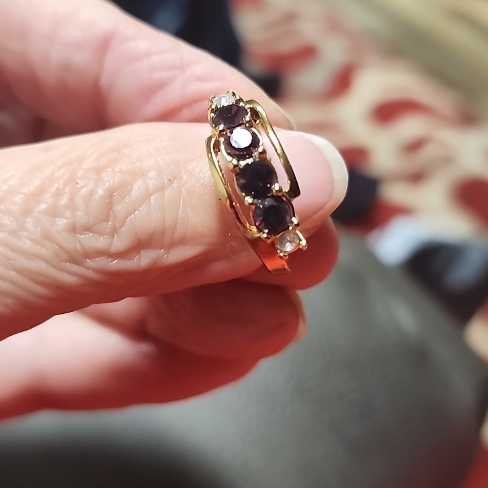 Avon Goldtone Ring with Purple Gemstones - Picture 4 of 8